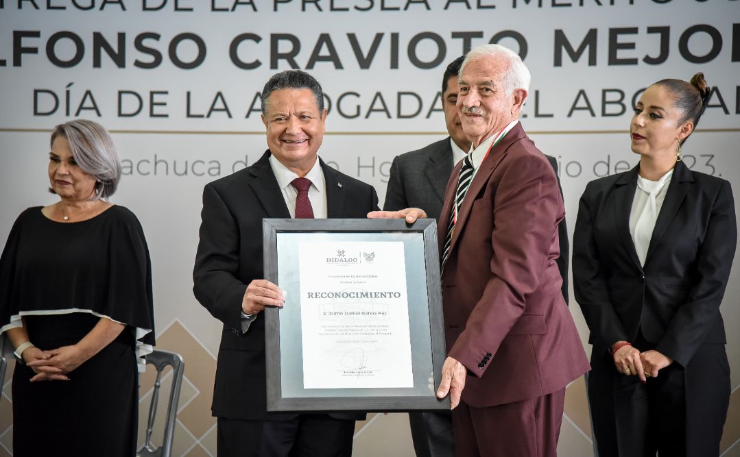 Menchaca Salazar entrega presea ’Alfonso Cravioto Mejorada’ al jurista Jaime Baños Paz
