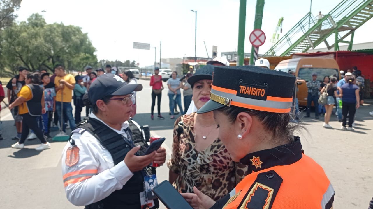 Pobladores cierran carretera la Paz -cdmx piden que se detenga obra de la Nueva línea Santa Martha -Chalco 