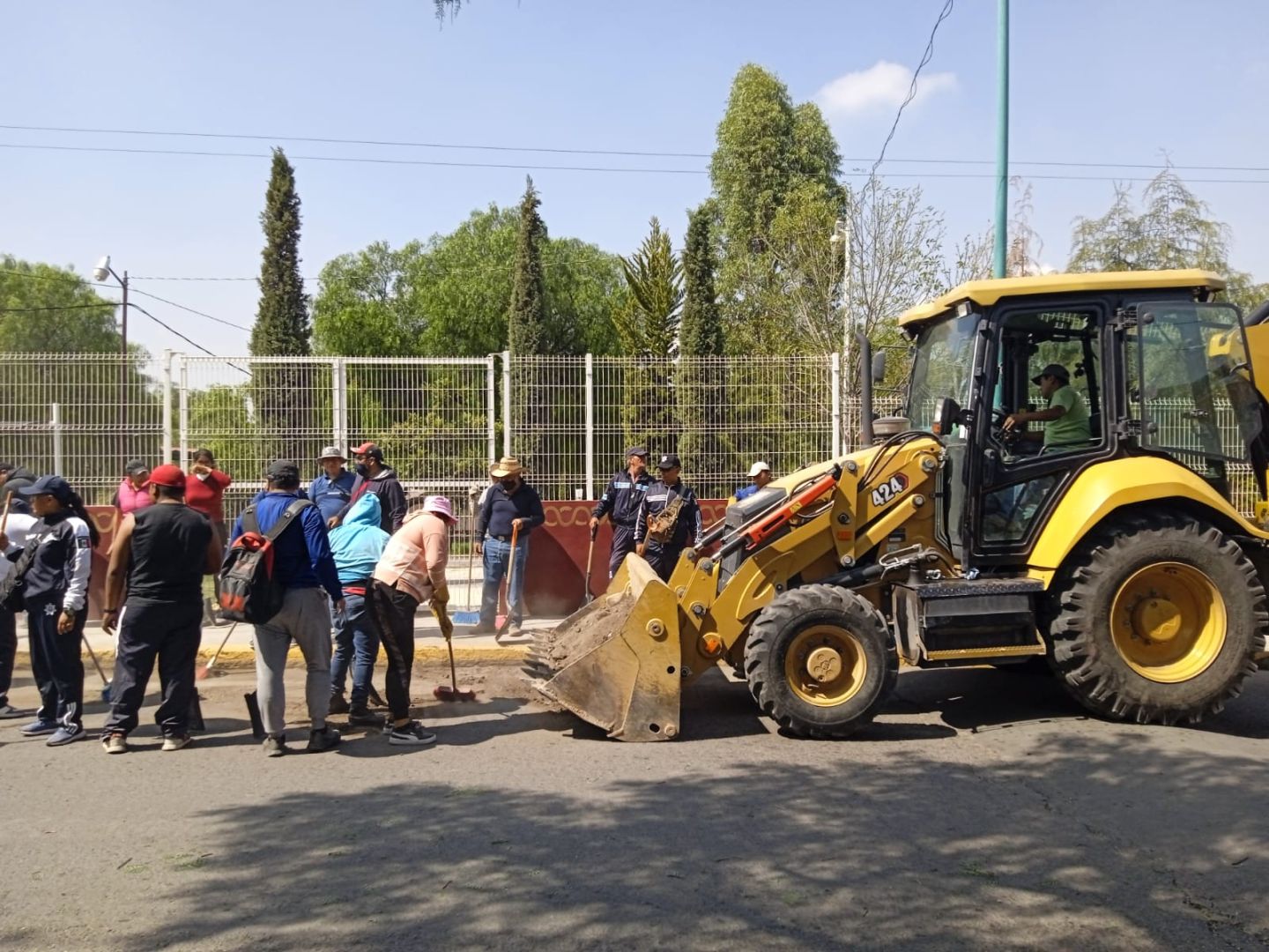 Servidores Públicos de Chimalhuacán realizan limpia en Xochiaca