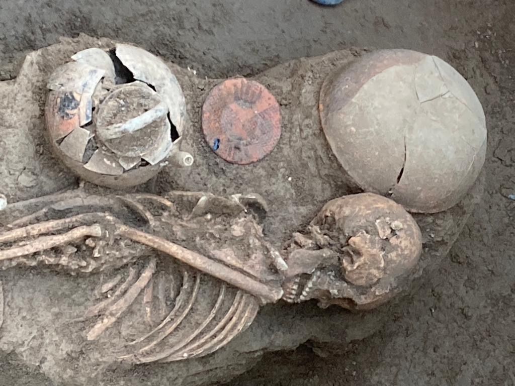 Encuentran en Veracruz seis entierros durante rescate arqueológico de la escultura de la gobernante  de Amajac II