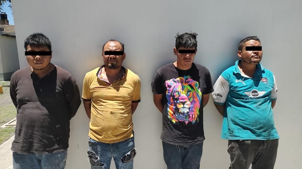 Detienen en San Pablo Teacalco a cuatro sujetos por desvalijar un tractocamión con reporte de robo 
