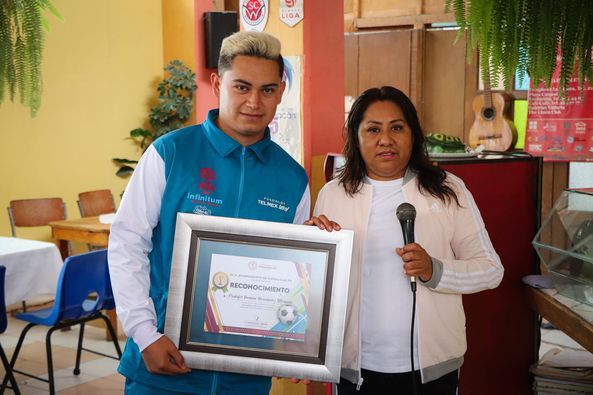 La Presidenta Xóchitl Flores Jiménez Reconoce Labor de Joven Futbolista de Chimalhuacán