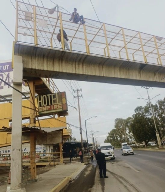 Policía municipal de Chicoloapan evita suicidio de joven que quería arrojarse de puente peatonal 