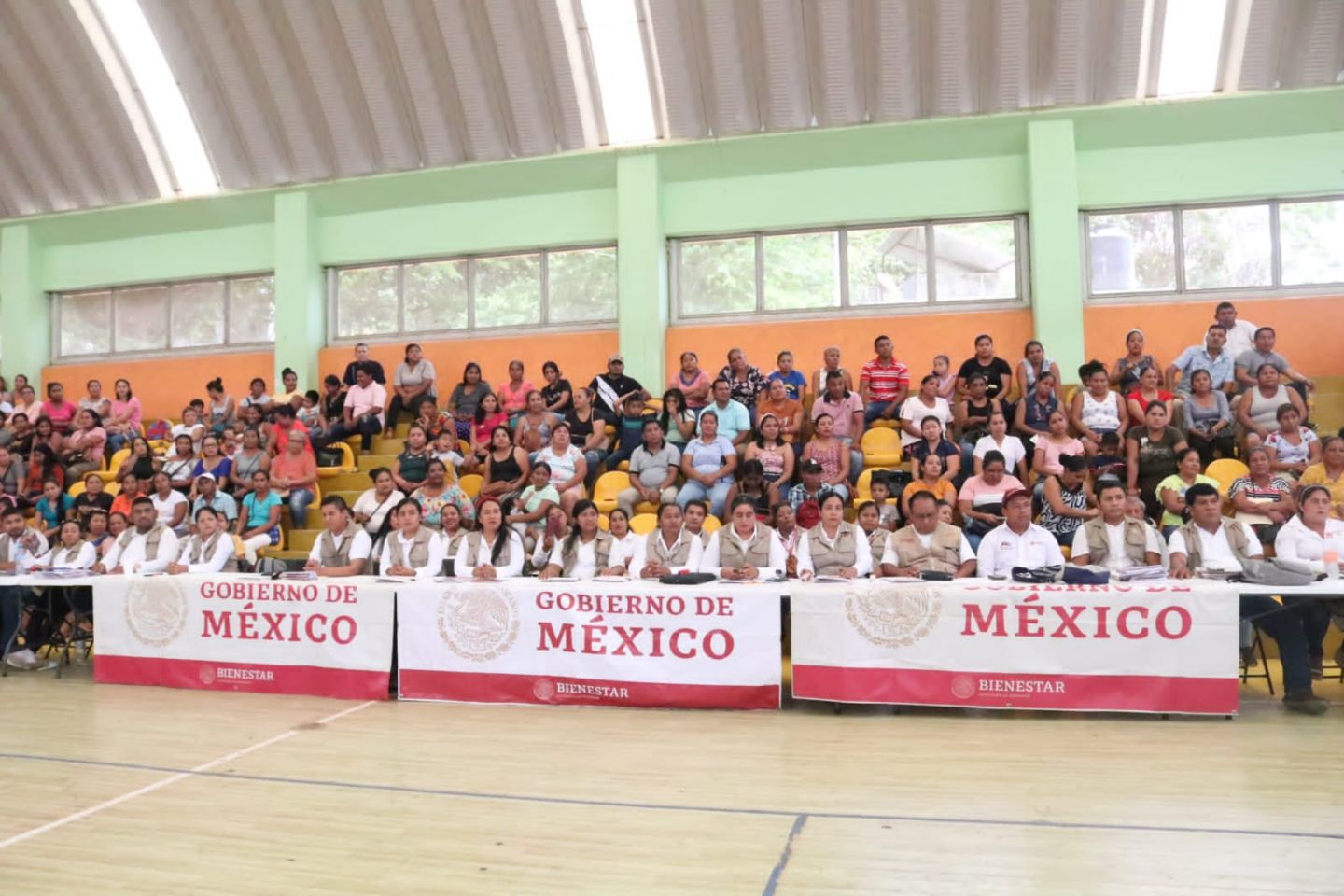 Entregan tarjetas del programa "La Escuela es Nuestra" en Costa Chica