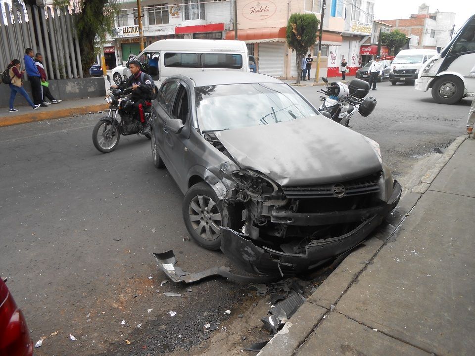 Exceso de velocidad y una pésima función de semáforos en Texcoco