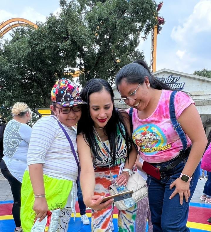 La alcaldesa Sandra Cuevas llevó a los menores al parque Six Flags México 