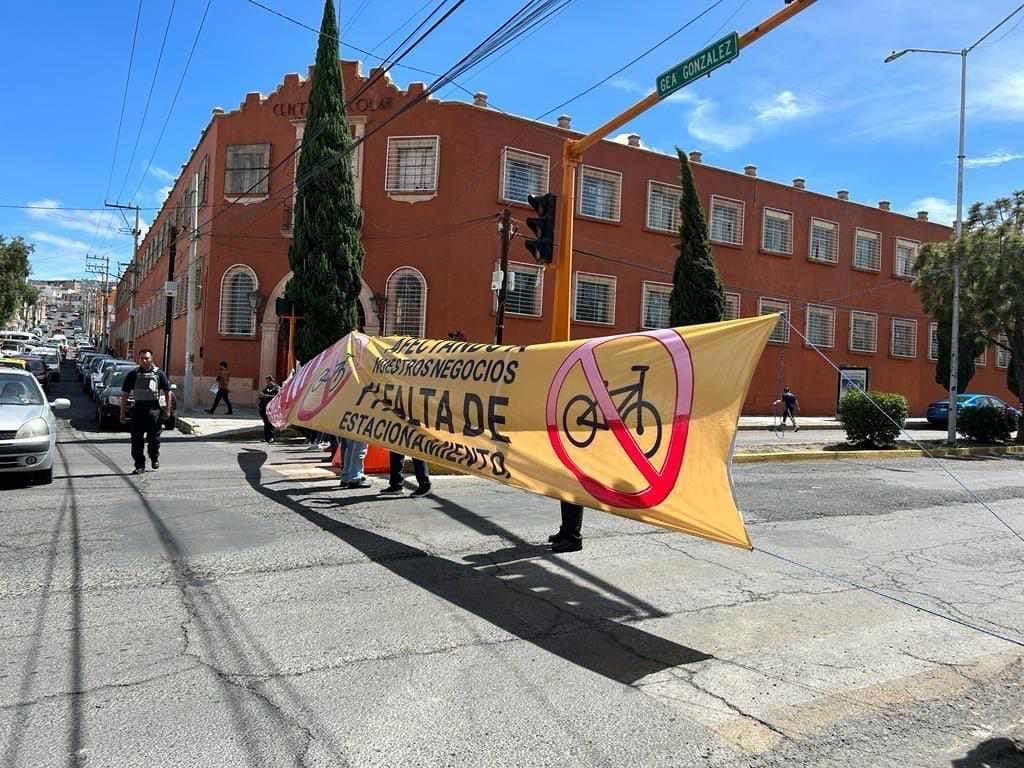 Comerciantes bloquean avenida Madero, protestan en contra de la ciclovía 