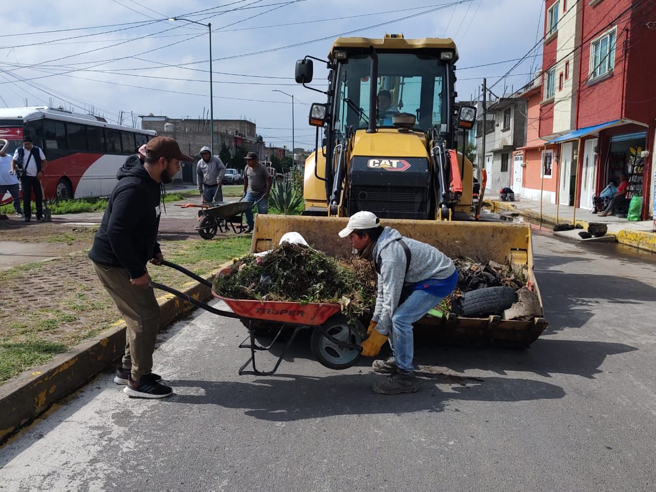Servidores públicos de Chimalhuacán realizan jornada de limpieza en barrio fundidores 
