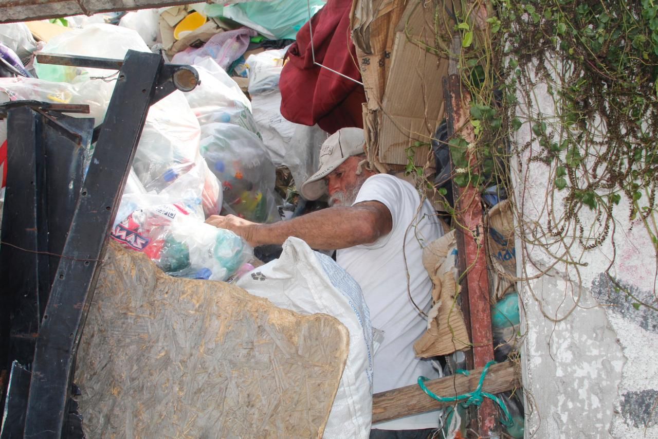 

Autoridades de Ecatepec rescatan a ex académico de la UNAM que vivía entre 100 toneladas de basura