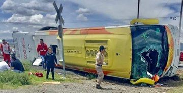 Autobús intenta ganarle el paso al tren en Emiliano Zapata, hay 3 personas sin vida 