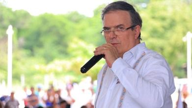 Marcelo Ebrard se baja de contienda en Morena