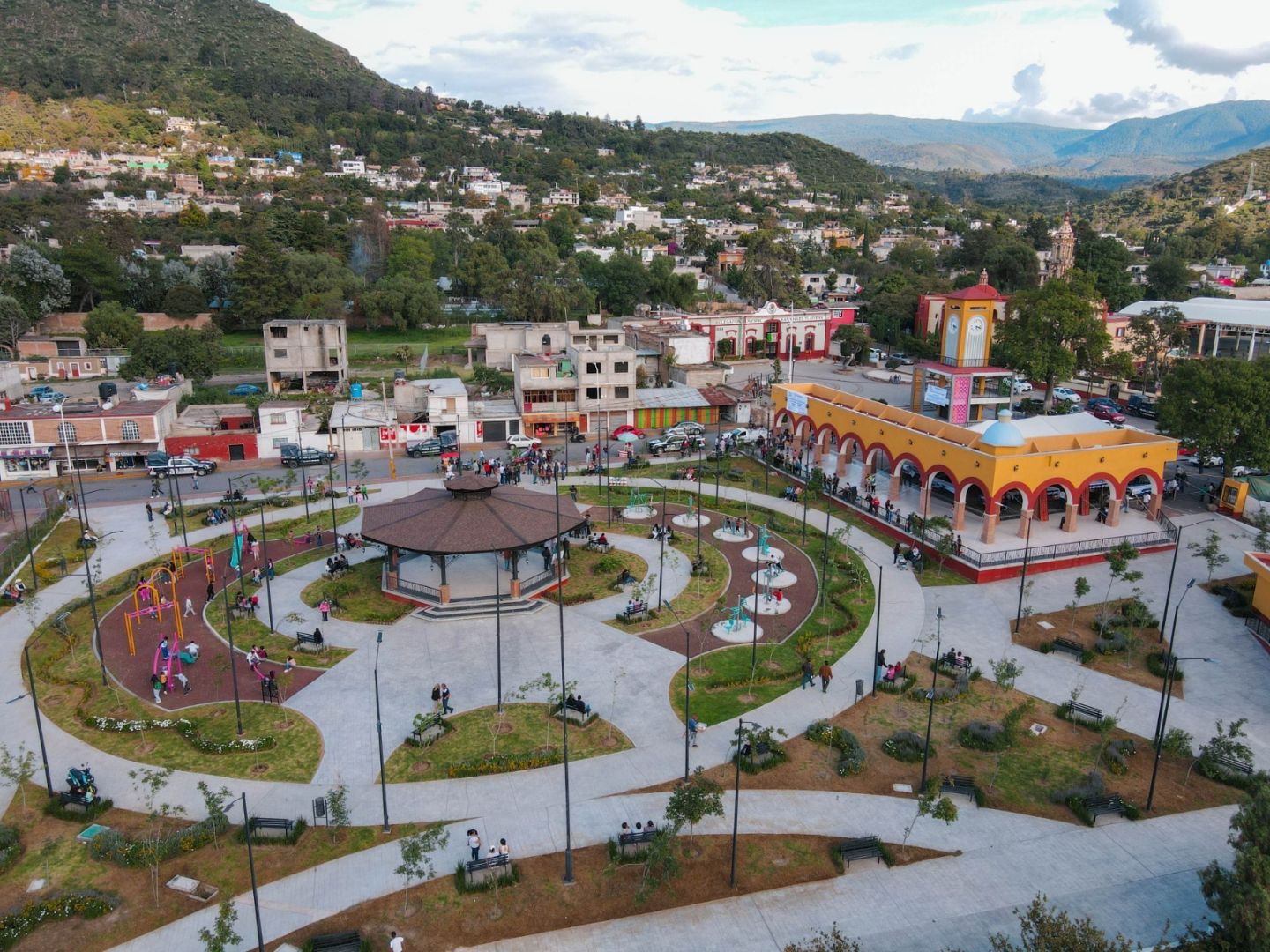 En San Miguel Tlaixpan estrenan kiosko, plaza pública y rehabilitan reloj 