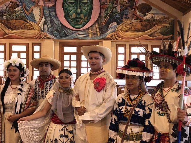 Desfile de vestimenta para bodas indígenas en la Feria Nacional de la Cultura Rural en Chapingo 