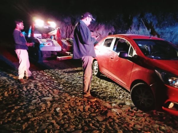 Policías Municipales Ayudan a Rescatar Auto en Amecameca.