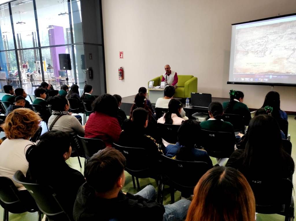 El autor Max Boulouf presenta su libro ’Valle de Sombras’ en el Centro Cultural Mexiquense Bicentenario, en Texcoco. 