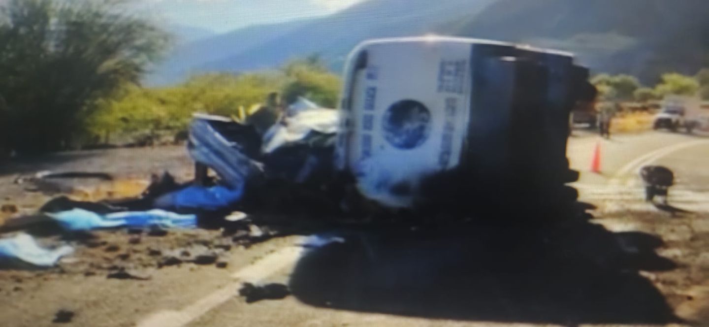 #Tragedia, mueren 18 migrantes en volcadura en una carretera en Oaxaca