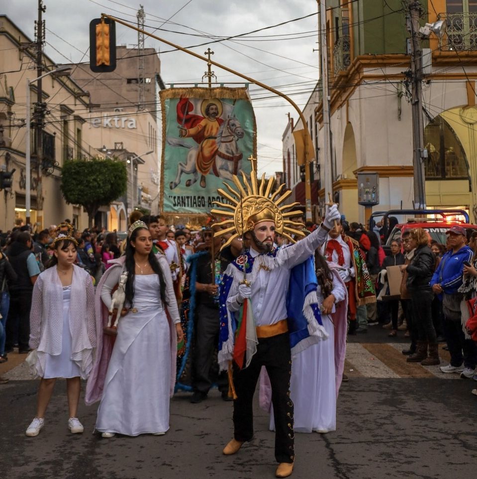 Desfilan danzas y comparsas tradicionales de los pueblos de Texcoco 