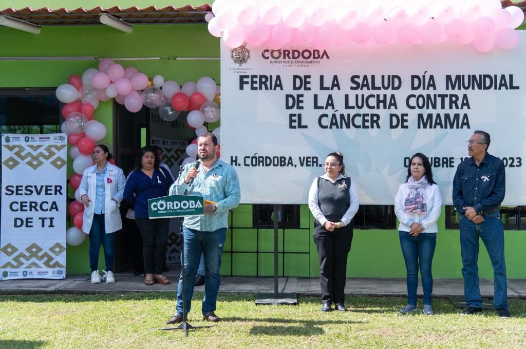 Atienden a cordobesas en Feria de la Salud por el Día Mundial de Lucha contra el Cáncer de Mama