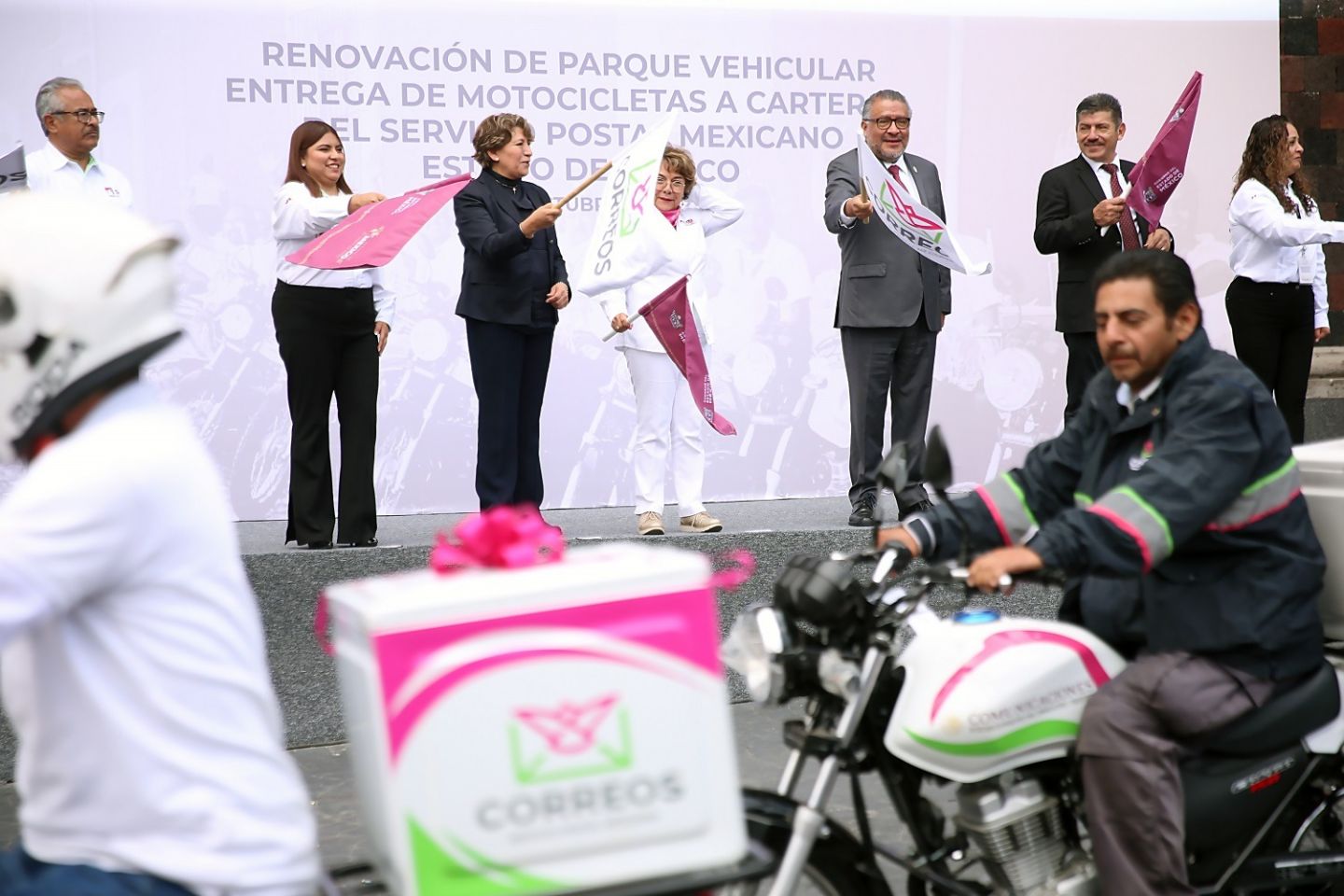 Renueva Delfina Gómez parque vehicular del servicio postal en el Estado de México