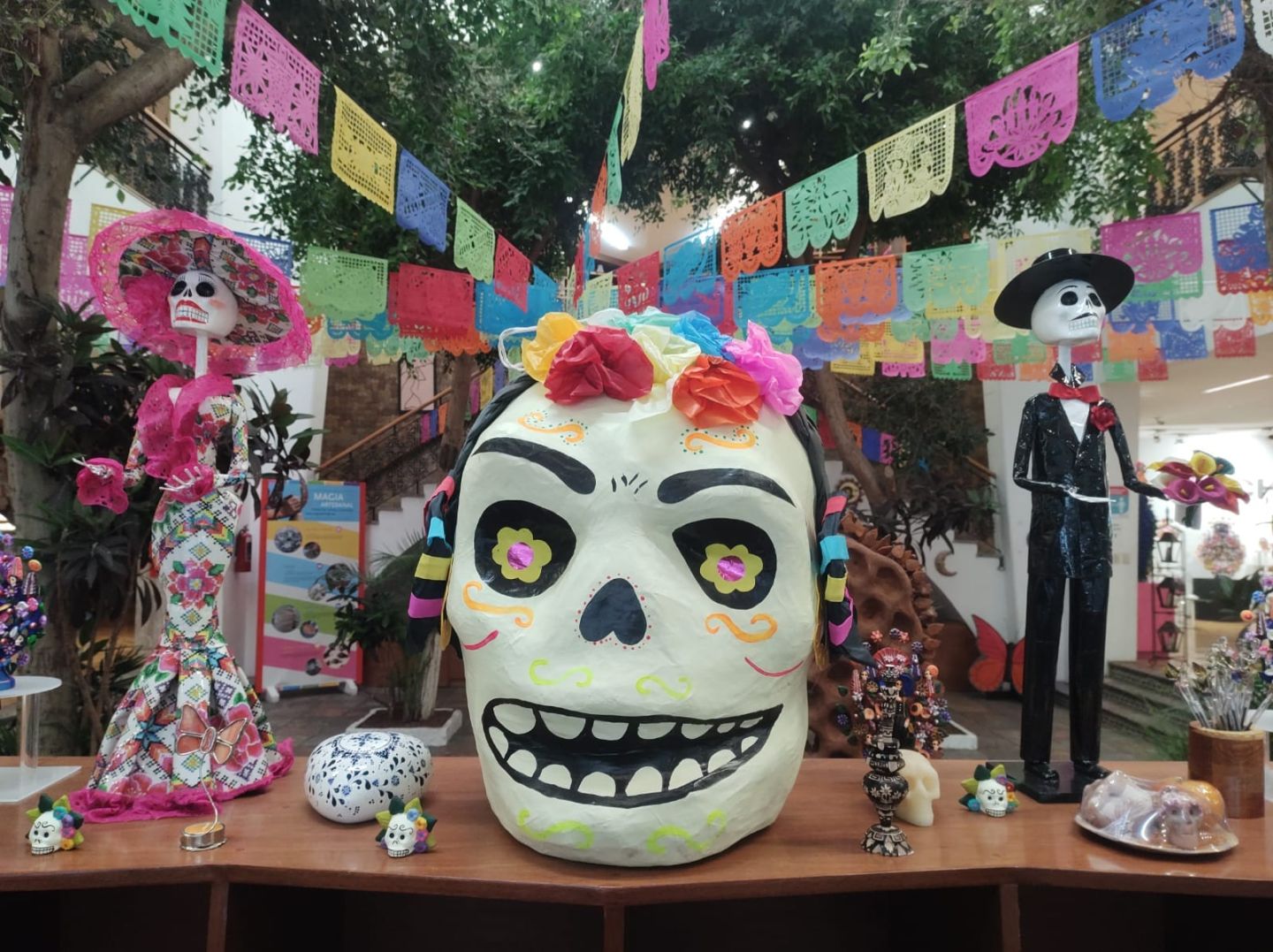 Las Manos Mexiquenses dan Vida a la
Muerte con Artesanías de Cartonera