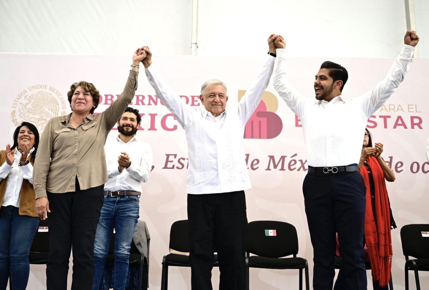 Salario Mínimo Para Maestras y Maestros Será de 16 mil Pesos, Anuncian el 
Presidente López Obrador y la Gobernadora Delfina Gómez en Gira por Neza