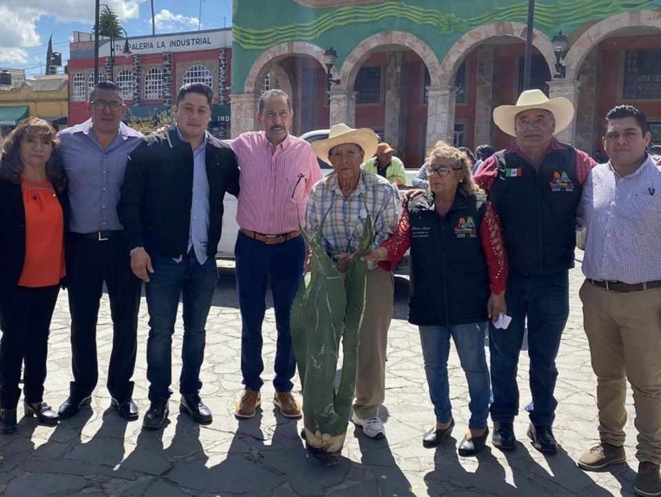 Entrega Ayuntamiento de Teotihuacán maguey pulquero a campesinos