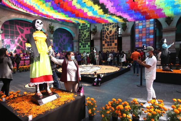 Mexiquenses Visitan la Ofrenda Monumental de Día de Muertos en Palacio de Gobierno