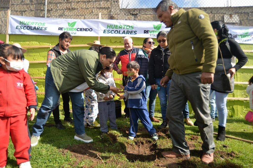 La niñez mexiquense se suma al cuidado del medio ambiente plantando 500 árboles frutales
