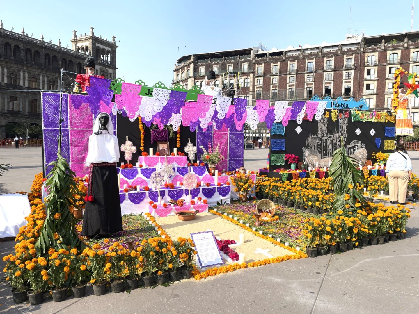 Altar Nahua del sur de Jalisco se muestra en el zócalo de la CDMX por Día de Muertos 