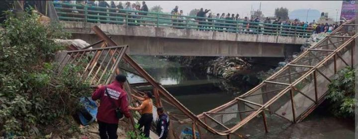 Cae puente peatonal en Neza,hay lesionados 
