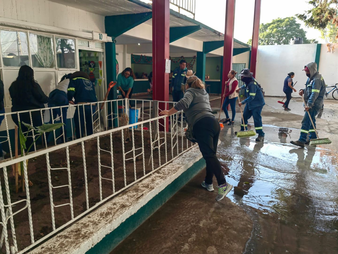 Limpia gobierno municipal de Acolman escuela afectada tras inundación