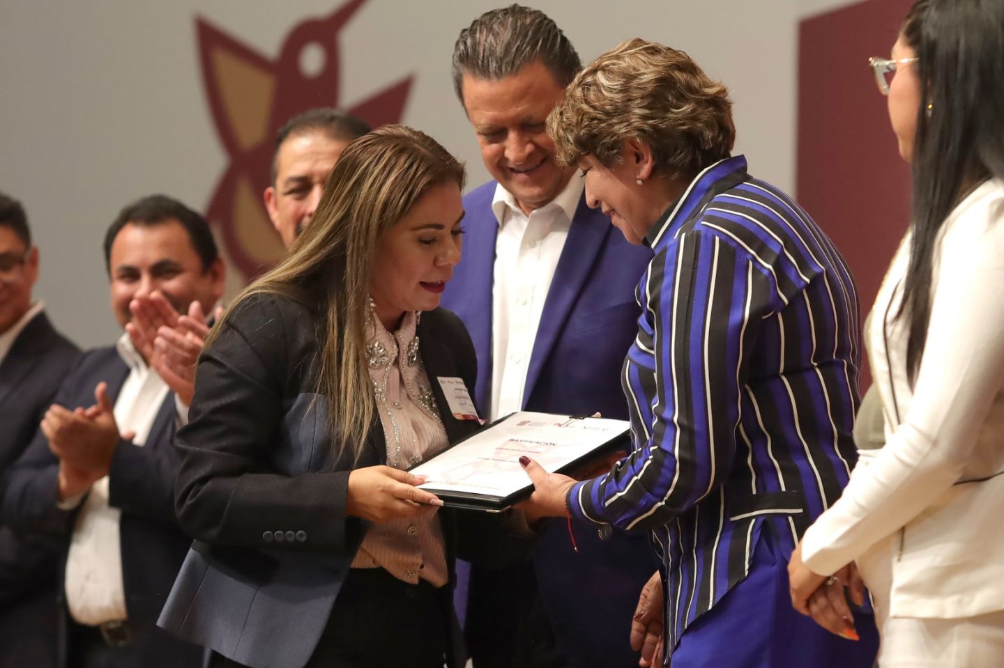 Gobernadora Delfina Gómez basifica a 4 mil docentes en primeros dos meses de administración