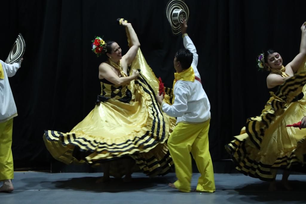 Bailarinas y bailarines colombianos y rumanos danzan en solidaridad con los afectados del huracán ’Otis’