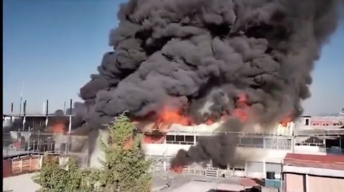 ULTIMO MOMENTO Incendia bodega de peluche centro CDMX
