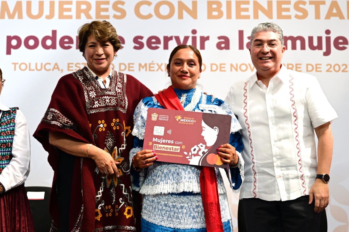 Inicia gobernadora  Delfina Gómez entrega del programa ’Mujeres con Bienestar’ 