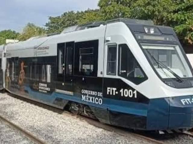 Aplauden exferrocarrileros el regreso de los trenes de pasajeros en México 