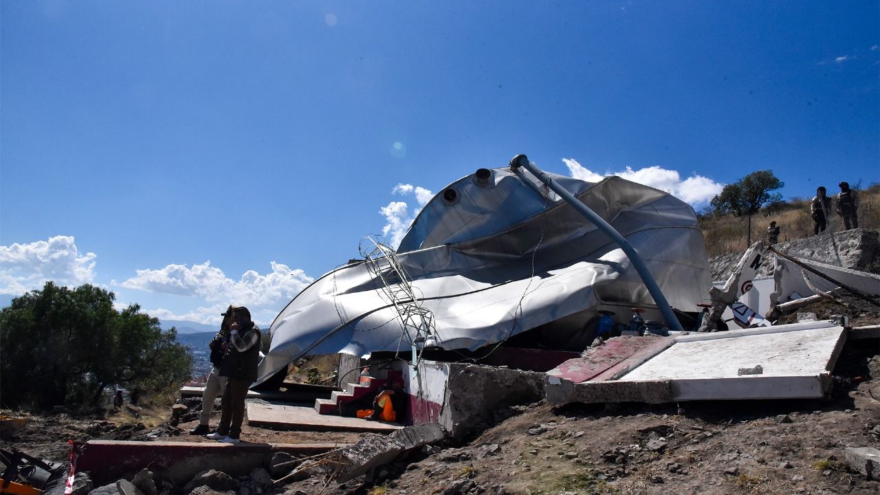 Apoya secretaría del agua a pobladores de Chimalhuacán tras derrumbe del tanque 

