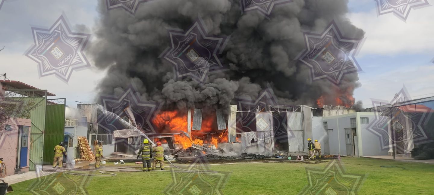 Incendio acaba con fábrica de trofeos en Texcoco,  hay dos lesionados 