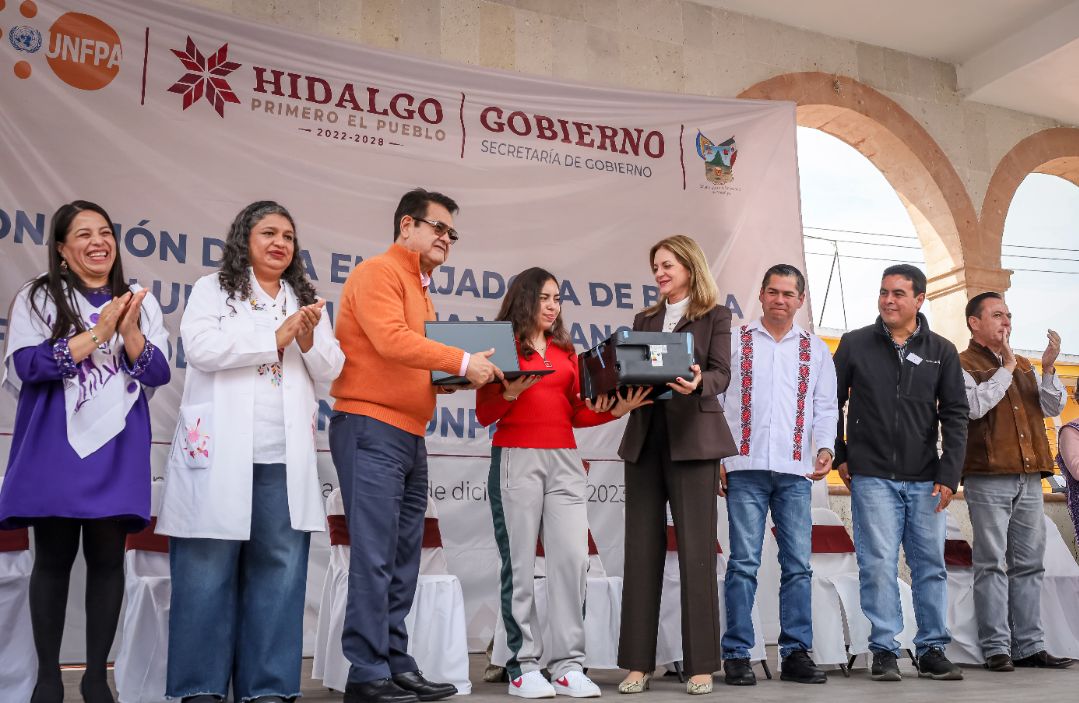 Región Otomí-Tepehua recibe donación de equipo para la atención de mujeres embarazadas 