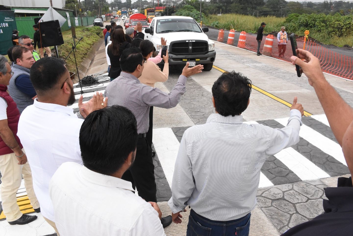 Cumple presidente municipal Gerardo Rosales y entrega obra de pavimentación sobre carretera federal Fortín-Huatusco