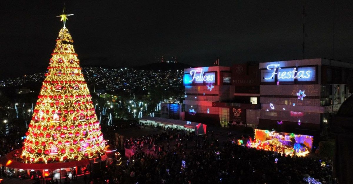 Llegó la Navidad a Hidalgo con el encendido del árbol en la Plaza Juárez
