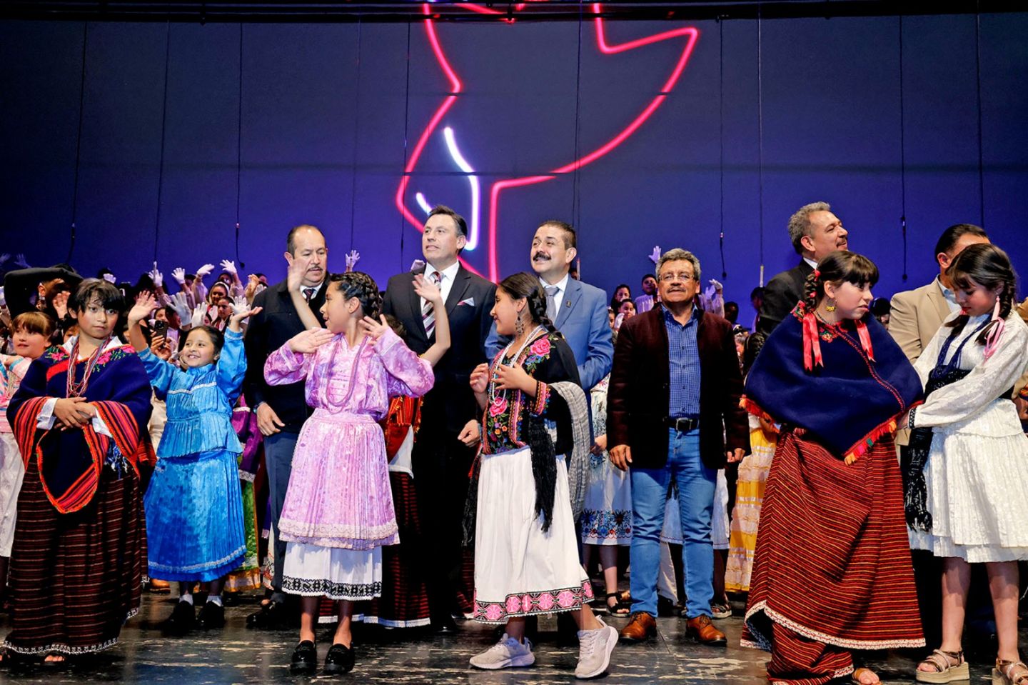 Viva el teatro Morelos con la magia del XXXIX festival coral de invierno "al canto del colibrí" 