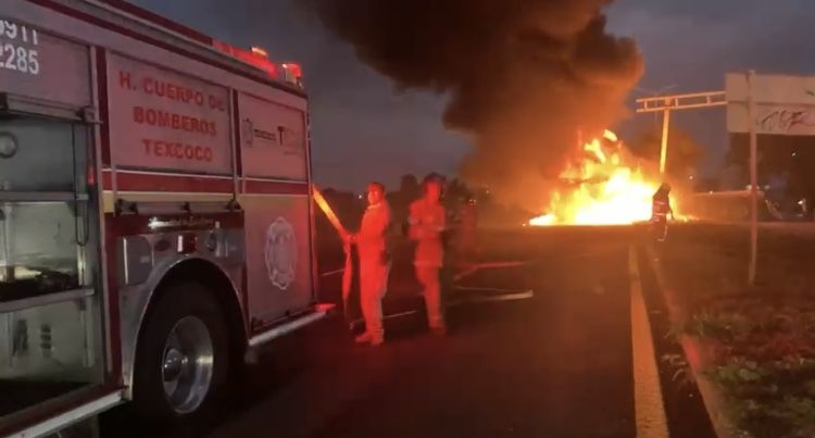 Trailer se queda sin frenos y se incendia  en la Texcoco-Lechería 