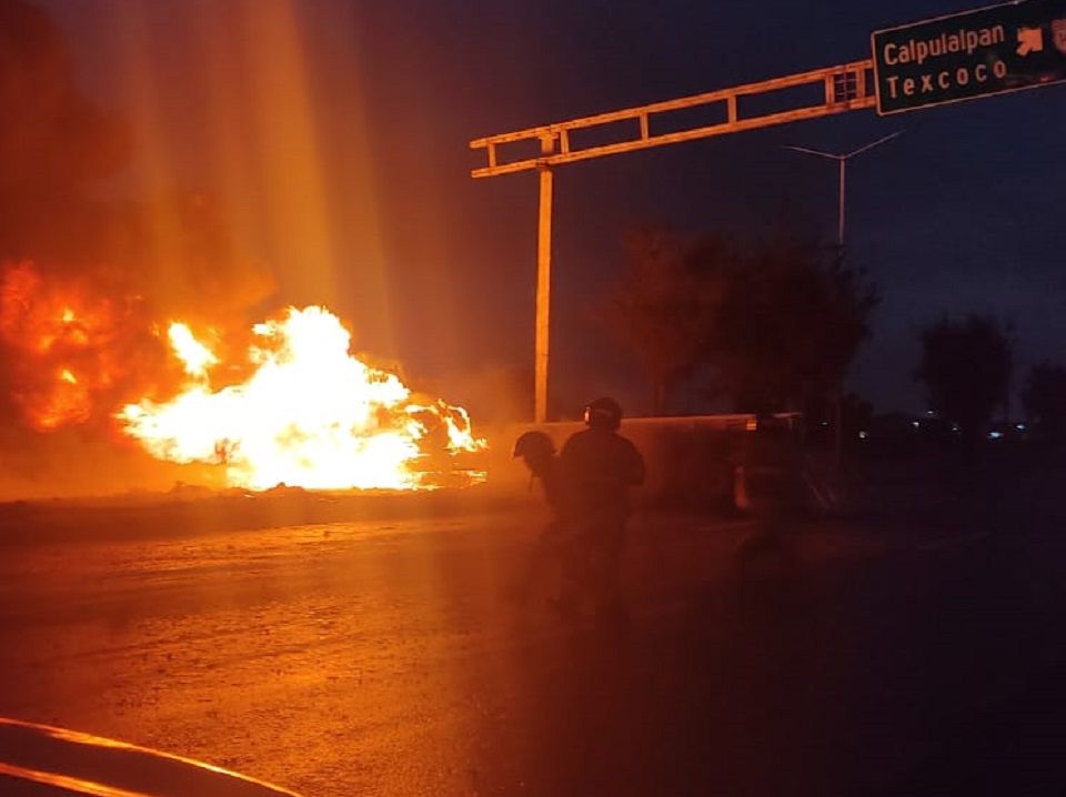 Incendio de tractocamión en la Los Reyes-Texcoco-Lechería