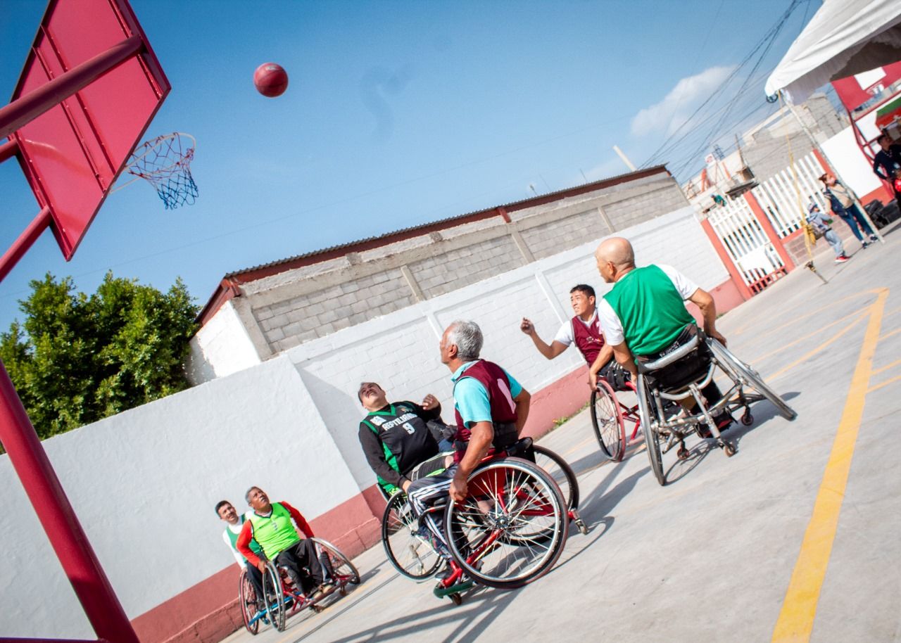 Adultos con movilidad reducida realizan demostración de basquetbol en sillas de ruedas en Chimalhuacán 