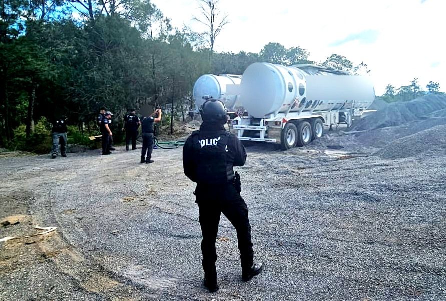 Policías del Estado de México recuperan en Tejupilco tractocamión y contenedor tipo pipa reportados como robados