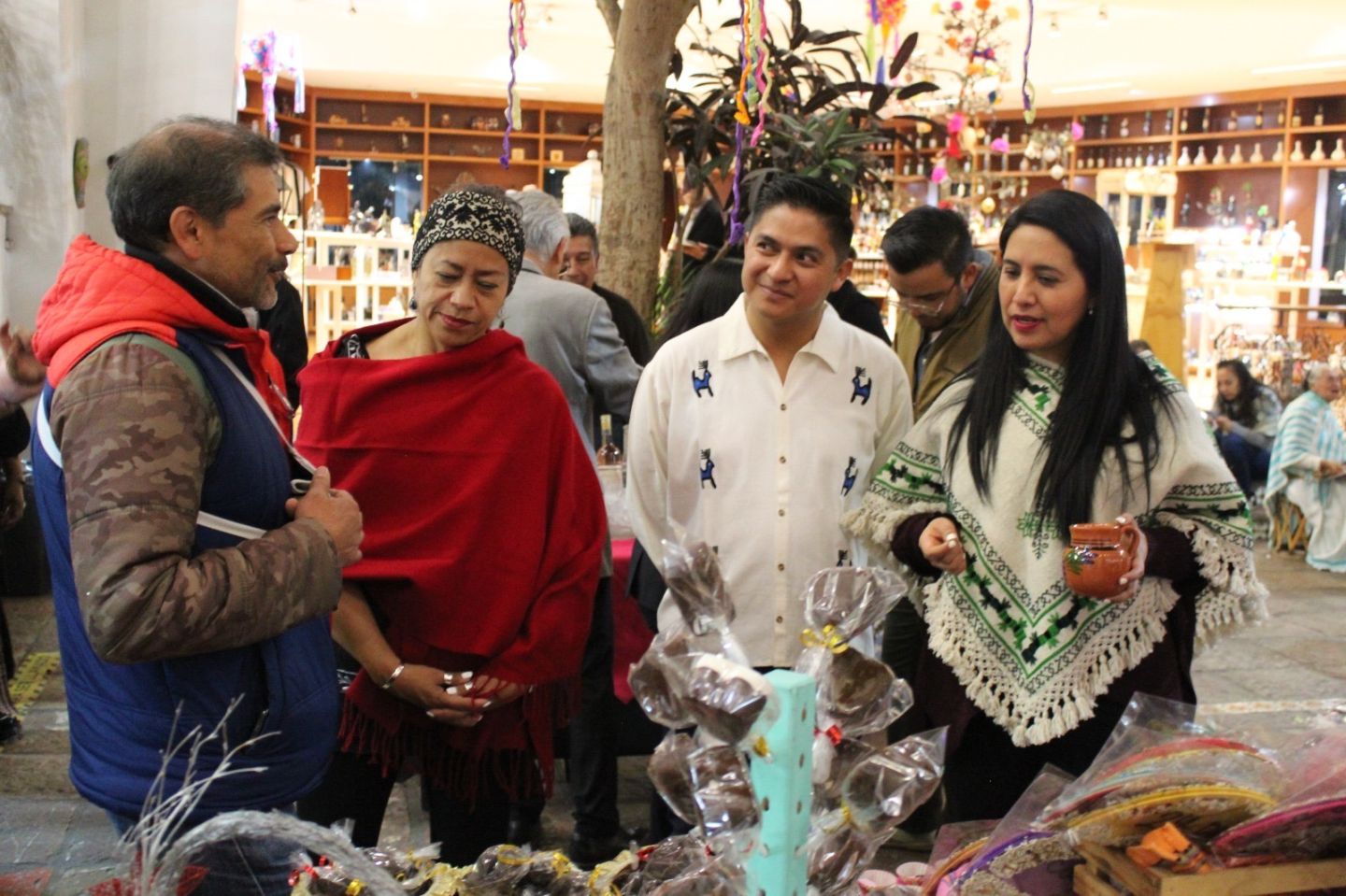 Venta nocturna navideña ofrece compra directa con artesanos mexiquenses 