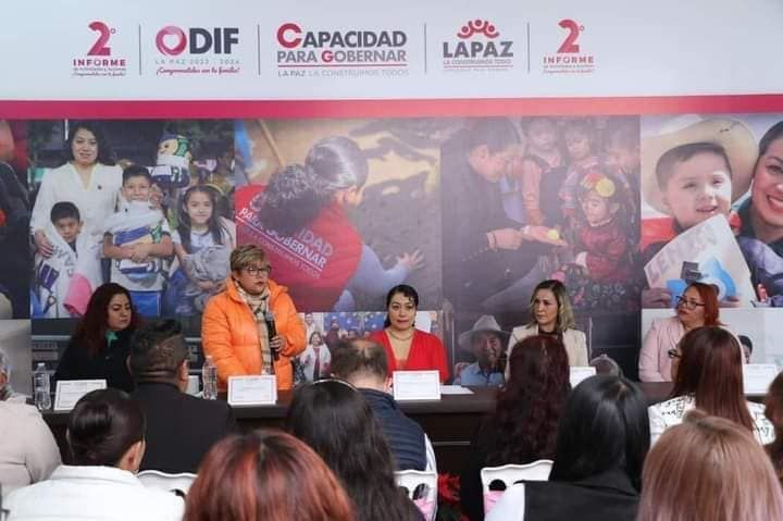Cristina González Cruz, Presidenta Municipal de
La Paz Presente en el Segundo Informe del DIF.
