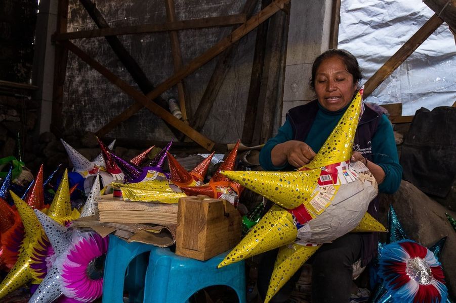 Familias Artesanas de Atlacomulco dan Vida
a las Piñatas Para las Tradicionales Posadas
