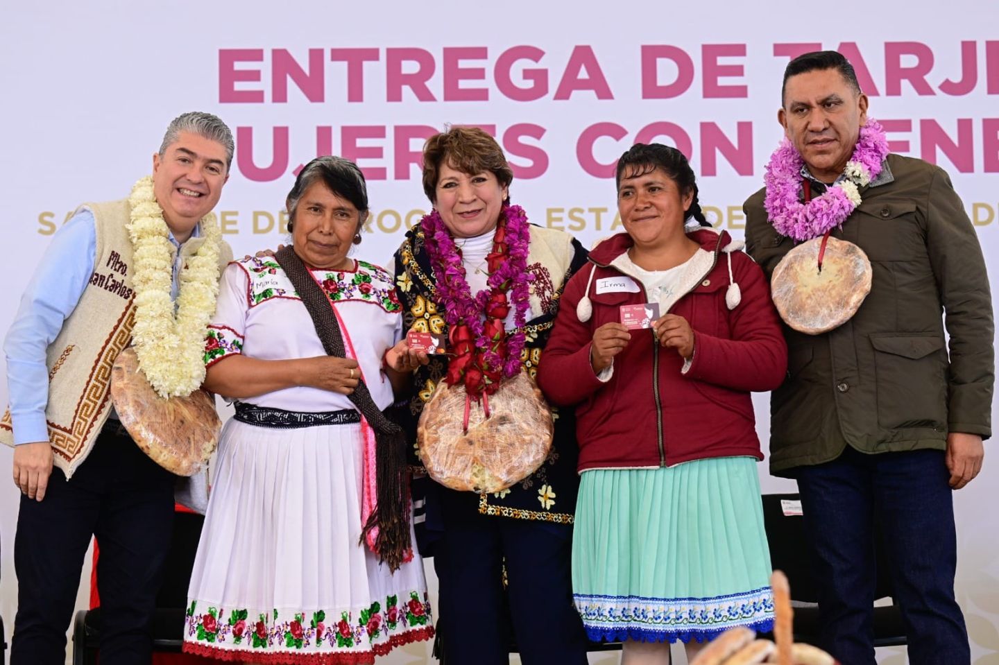 Entrega Gobernadora Delfina Gómez Tarjetas de
’Mujeres con Bienestar’, en San Felipe del Progreso
